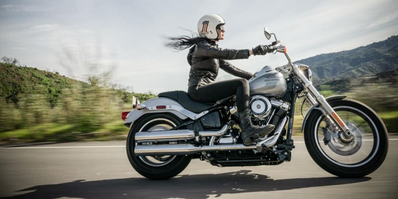 Woman riding a motorcycle wearing a high cut motorcycle boots