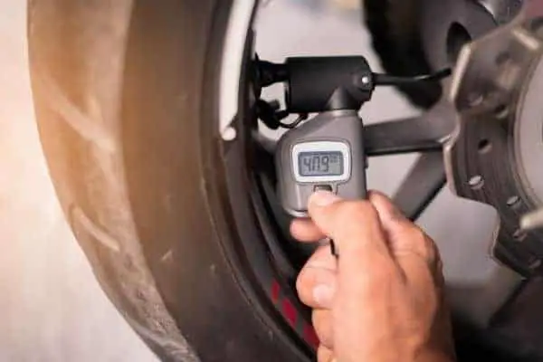 using digital motorcycle tire pressure gauge