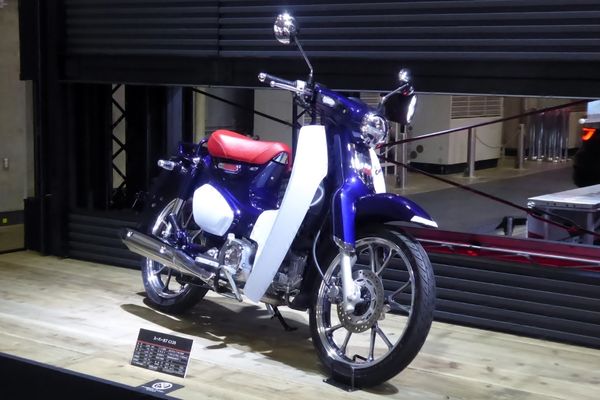 Honda Super Cub C125 Blue And White Motorbike